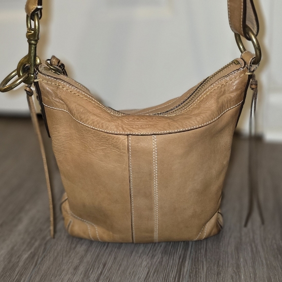 Coach Handbags - Vintage Rare Coach Slim Duffle Style Bleeker Crossbody Tan Gold Hardware 10398